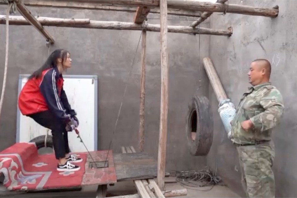 Ông bố đồng hành cùng ước mơ chạy bộ của con gái 1 dad-daughter-gym