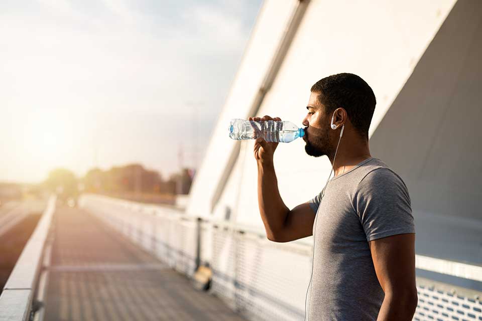 Những "triệu chứng lạ" khi chạy bộ 2 athlete-drinking-water