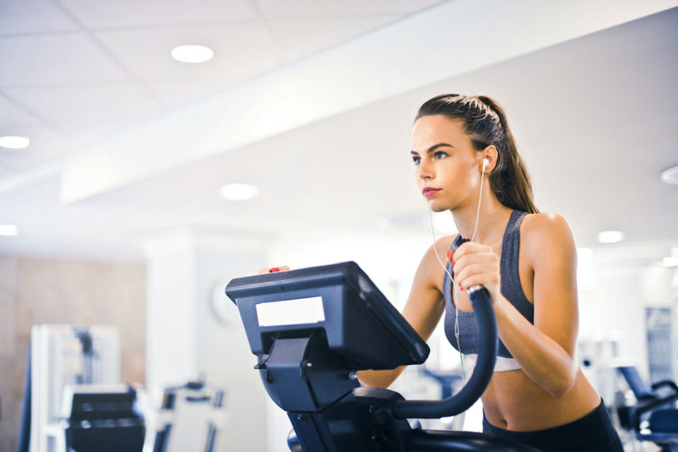 Tốc độ nào phù hợp cho người mới chạy? 1 female-treadmill