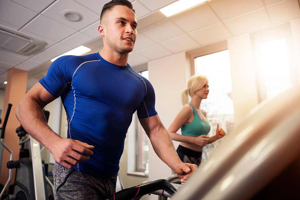 Chạy bộ trong thời tiết nóng ẩm 2 couple-treadmill