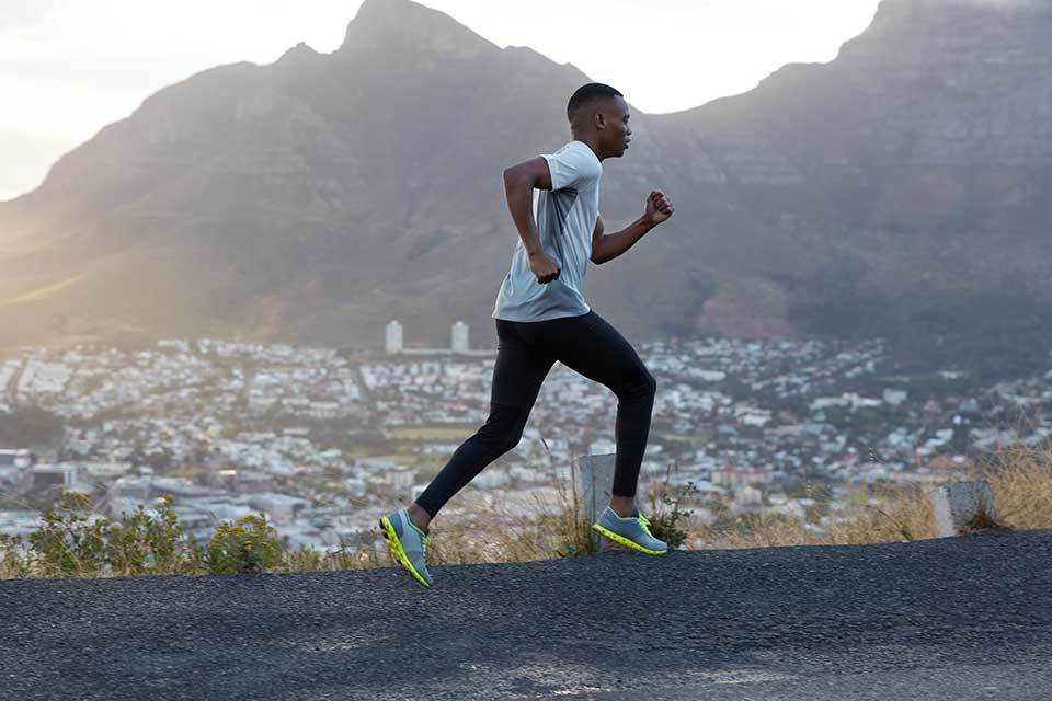 Tầm quan trọng của nhịp bước chân trong chạy bộ 1 mountain-run