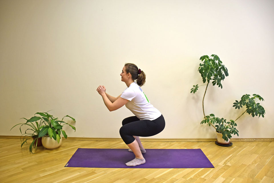 Những bài tập tại nhà được khuyến nghị bởi WHO 7 squats