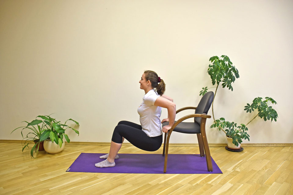 Những bài tập tại nhà được khuyến nghị bởi WHO 15 chair-dips