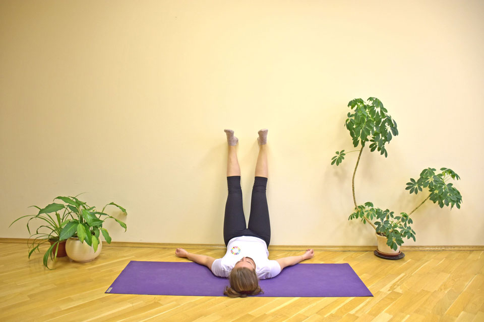 Những bài tập tại nhà được khuyến nghị bởi WHO 23 legs-up-the-wall