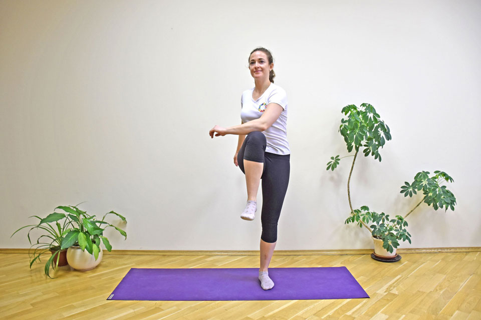 Những bài tập tại nhà được khuyến nghị bởi WHO 1 knee-to-elbow