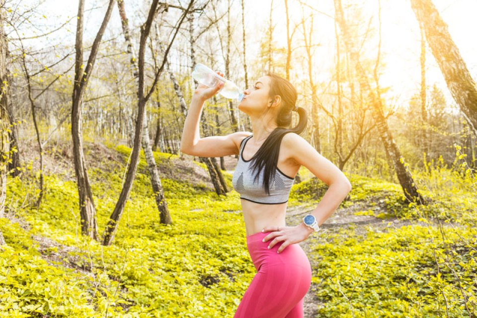 Điều trị và phòng ngừa chuột rút bàn chân 1 woman-drinking-water-nature