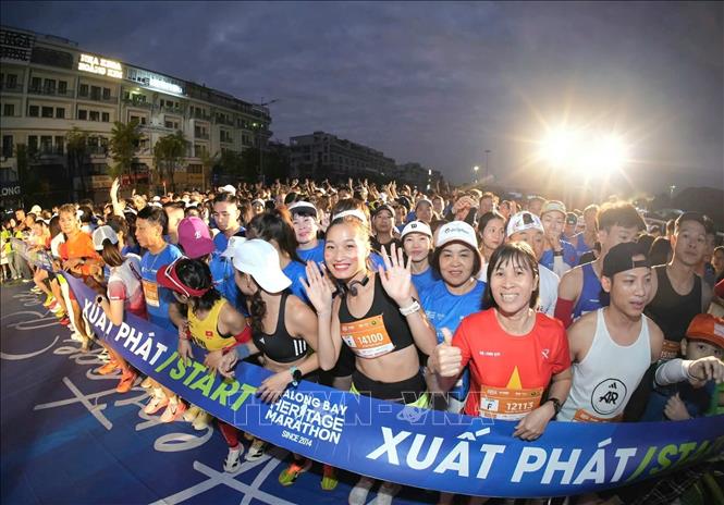 Marathon Quốc tế Di sản Hạ Long 2026 — runners ven biển Bãi Cháy