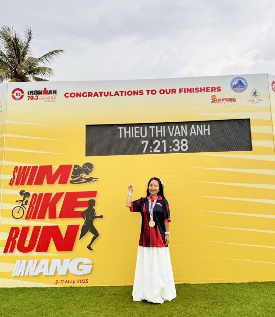 Thiều Thị Vân Anh về đích Ironman 70.3 Đà Nẵng 2025 (7:21:38) — học viên RUN365 xuất phát từ số 0, chưa biết bơi và chưa từng đạp xe