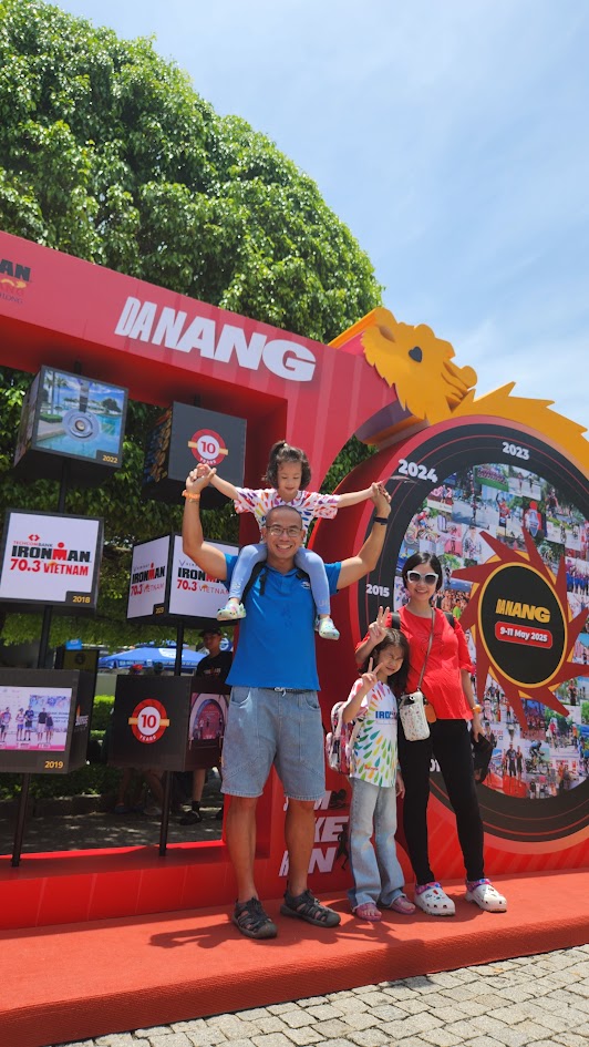 Coach Phạm Hải cùng vợ con check-in tại khu expo Ironman 70.3 Đà Nẵng trong tuần lễ giải đấu