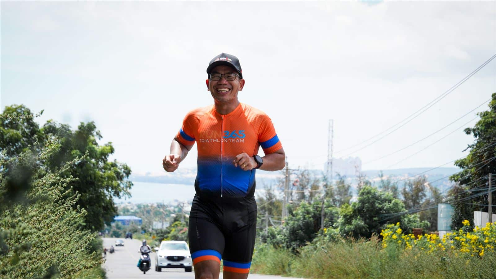 Coach Phạm Hải đeo đồng hồ GPS chạy nhẹ thoải mái, vừa chạy vừa cười nói được trong buổi tập RUN365