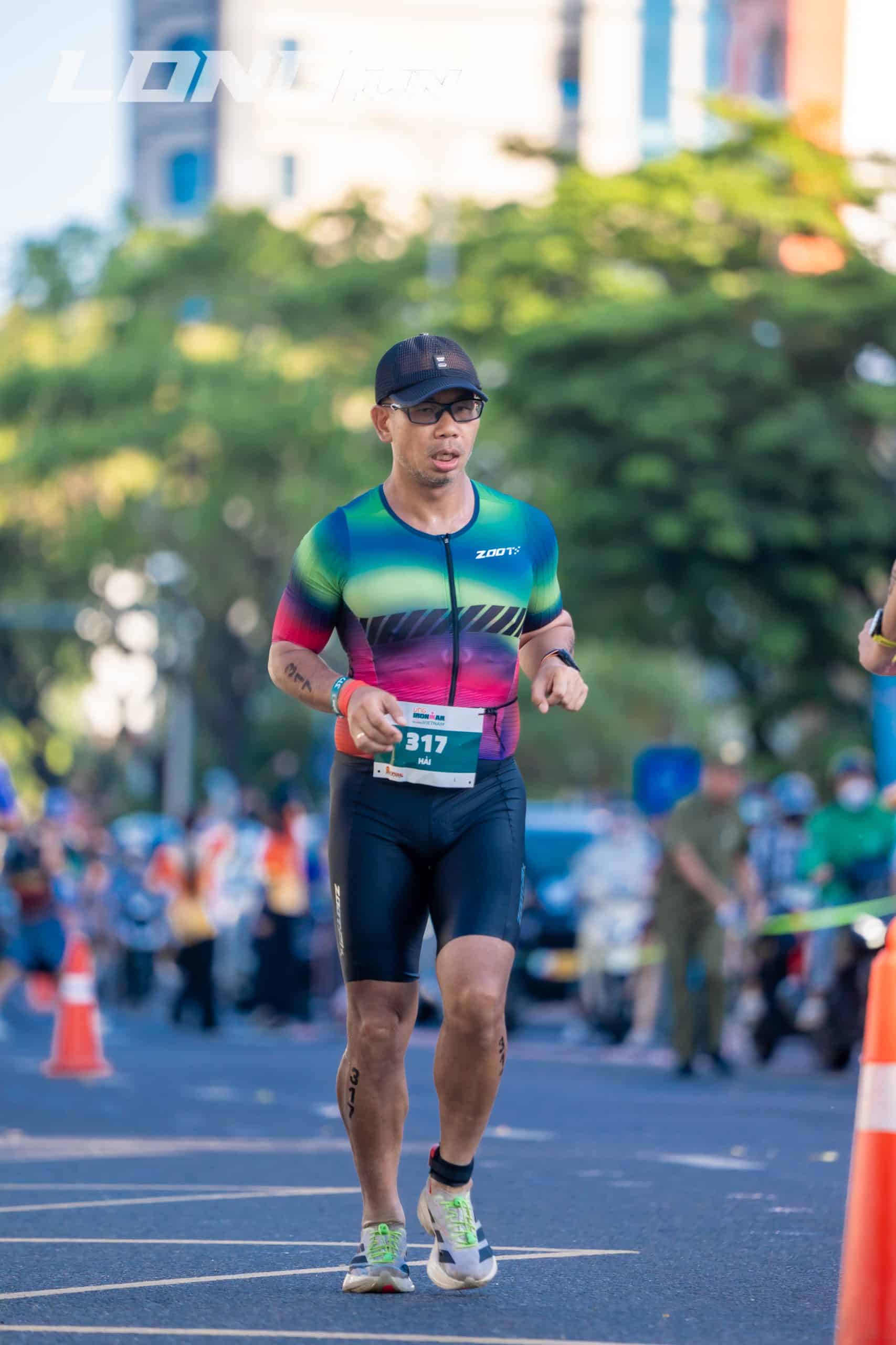 Coach Phạm Hải RUN365 tập trung giữ pace đều trên đường đua, minh họa kỷ luật kiểm soát cường độ cho half marathon sub 2