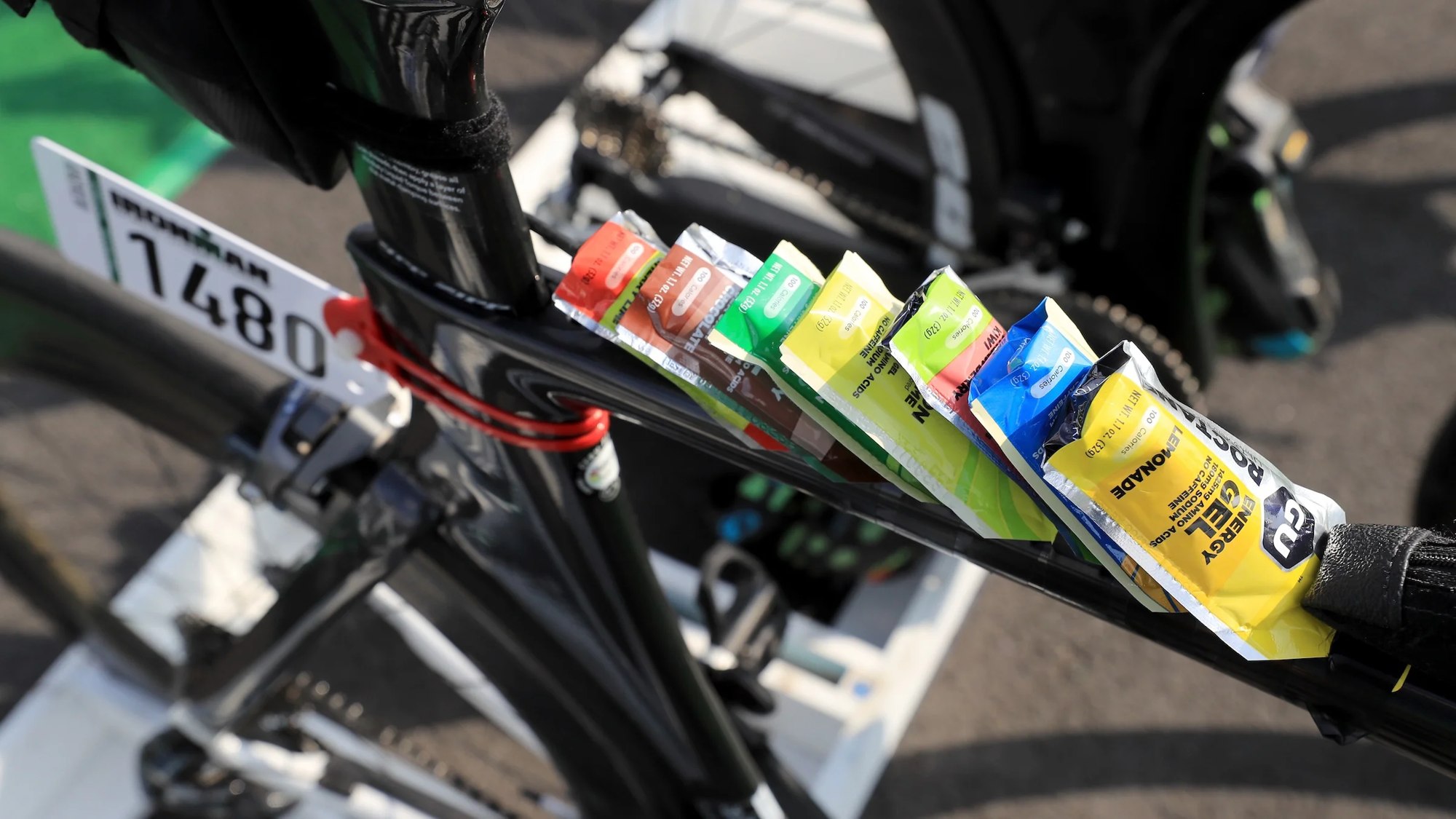 Gel năng lượng thực tế Coach Hải mang theo khi thi đấu Ironman, cùng loại carb nhanh dùng cho chạy marathon