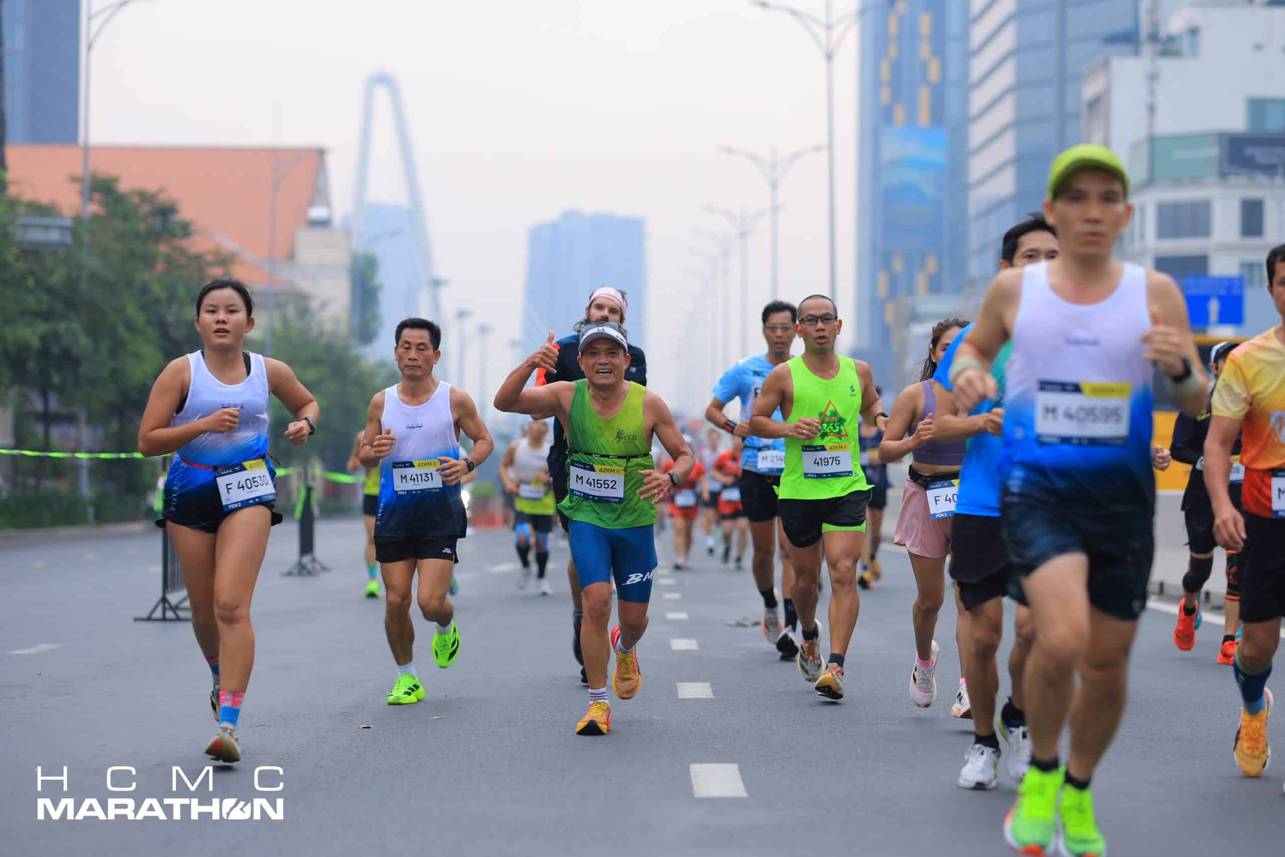 Nhóm runner RUN365 chạy đường trường buổi sáng, luyện tập cho mục tiêu half marathon 21km sub 2