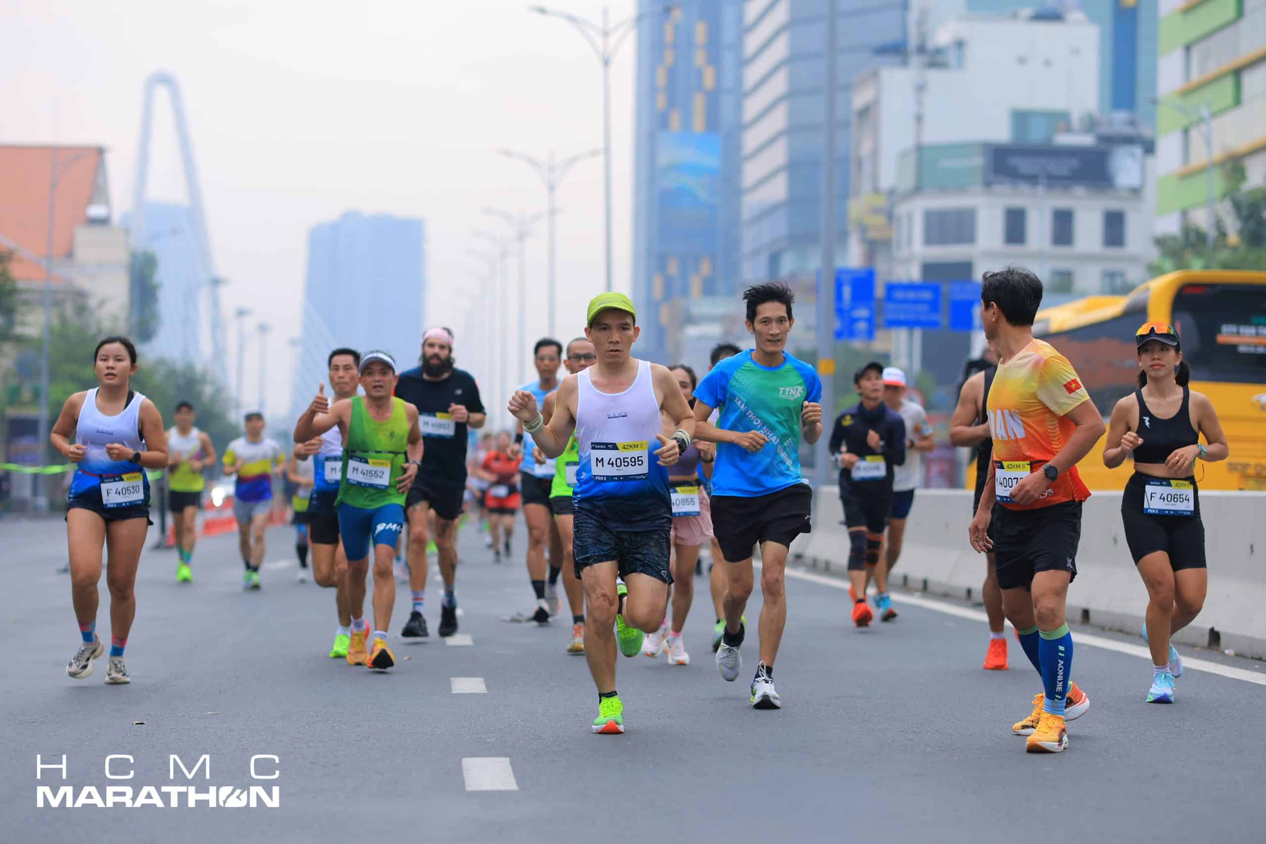 Nhóm runner RUN365 giữ pace đều trên đường trường marathon 42km, thời điểm cần tiếp gel năng lượng để chống đụng tường km 30