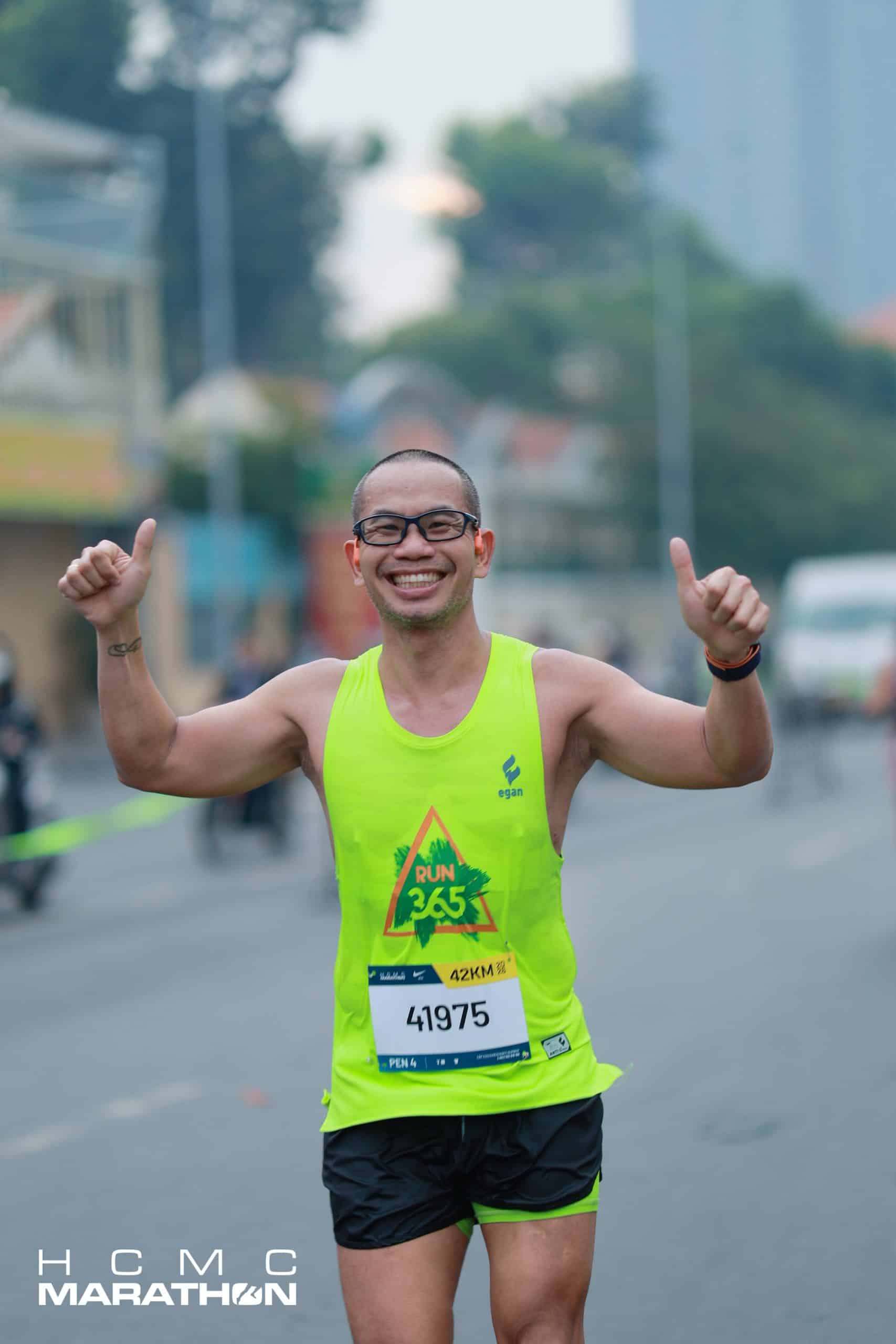 Runner RUN365 vỡ oà hạnh phúc khi hoàn thành cự ly marathon 42km, mục tiêu pace sub 4 tại HCMC Marathon
