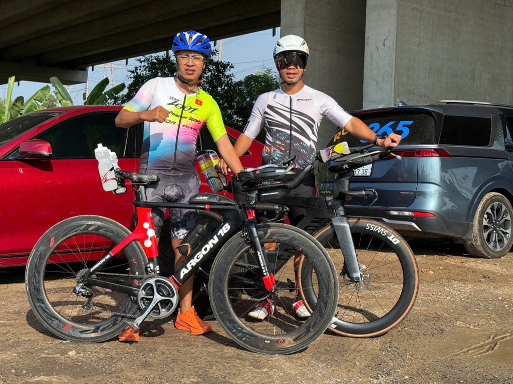 Hai vận động viên triathlon RUN365 với xe đạp TT tập theo vùng công suất